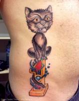 Tatuaje new school de un gato encima de un numero 1