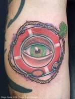 Tatuaje de un flotador pinchado con un ojo dentro