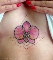 Tatuaje de una flor con formas geométricas hechas con puntos