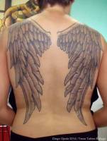 Tatuaje de unas alas de ángel en la espalda