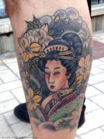 Tatuaje de una geisha entre nubes y flores