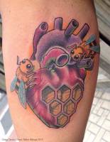 Tatuaje de un corazón-panal con abejas