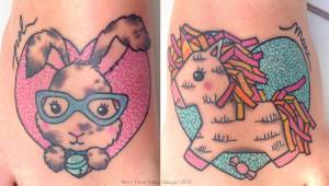 Tatuaje de un conejo y un poni de peluche