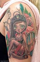 Tatuaje de una muñeca vestida de princesa entre rosas, tijeras y espejos