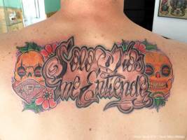 Tatuaje de calaveras de azúcar con una frase en medio: Solo Dios me Entiende