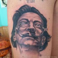 Tatuaje de la cara de Dalí, con lazos en los bigotes