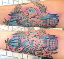 Tatuaje de dos manos tatuadas agarradas y un pájaro detrás