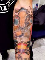 Tatuaje de un toro vestido de toreros