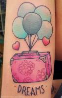 Tatuaje de una maleta atada a globos