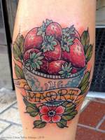 Tatuaje de bol con fresas