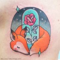 Tatuaje del numero 0 con un zorro durmiendo dentro y una rosa enmedio
