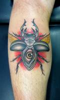 Tatuaje de un escarabajo con un ojo en la espalda