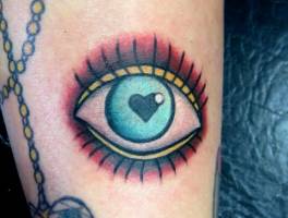Tatuaje old school de un ojo con la pupila en forma de corazón