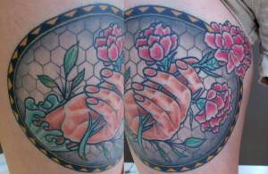Tatuaje de una mano sujetando unas flores