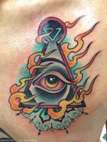 Tatuaje de un ojo que todo lo ve en llamas