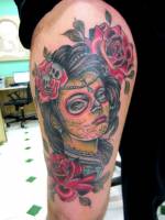 Tatuaje a color de una calavera mexicana con rosas negras