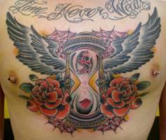 Tatuaje de un reloj de arena con alas y rosas