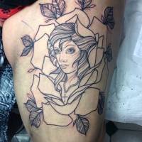 Tatuaje de una cara de chica dentro de una rosa