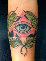 Tatuaje de un ojo que todo lo ve entre laureles