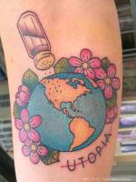 Tatuaje de La Tierra entre flores aliñado con sal