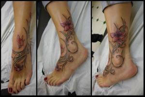 Tatuaje de una enredadera con flores en el tobillo 