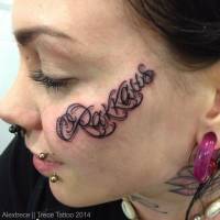 Tatuaje de una palabra en la cara de una chica