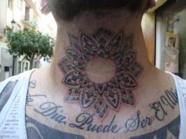 Tatuaje de un mandala en el cuello