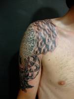 Tatuaje de formas tridimensionales en el hombro