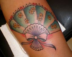 Tatuaje de un abanico con flores