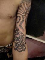 Tatuaje geométrico 3D en el brazo