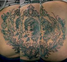 Líneas de un tatuaje de una cara de chica entre plantas y una brújula