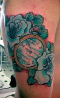 Tatuaje de un reloj de bolsillo entre rosas