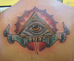 Tatuaje a color en la espalda del ojo que todo lo ve