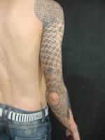 Tatuajes geométricos en el brazo
