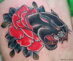 Tatuaje de una cabeza de pantera saliendo de una rosa