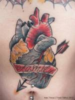Tatuaje de un corazón humano atravesado por una flecha