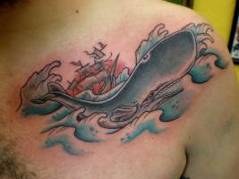 Tatuaje de un barco y una gran ballena