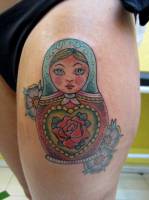 Tatuaje de una matryoshka en el muslo de una chica