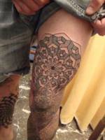 Tatuaje de mandalas en la pierna