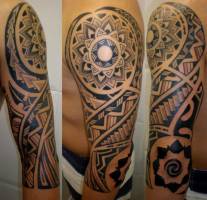 Tatuaje de una flor maorí en el brazo