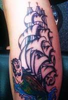 Tatuaje de un velero navegando y una sirena