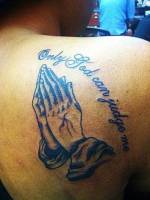 Tatuaje de unas manos rezando