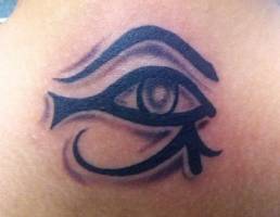 Tatuaje de un ojo egipcio