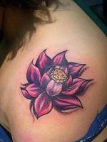 Tatuaje para mujeres de flor en el hombro