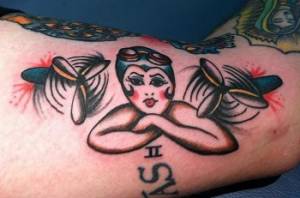 Tatuaje de una chica rodeada de ventiladores