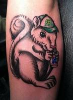 Tatuaje de una ardilla bebiendo de una lata