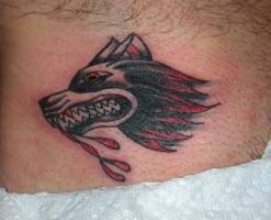 Tatuaje de una cabeza de lobo furioso