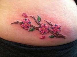 Tatuaje de 3 flores en una rama