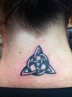 Tatuaje de un simbolo celta en el cuello