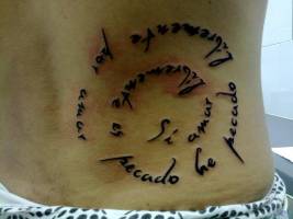 Tatuaje de una frase en forma de espiral
